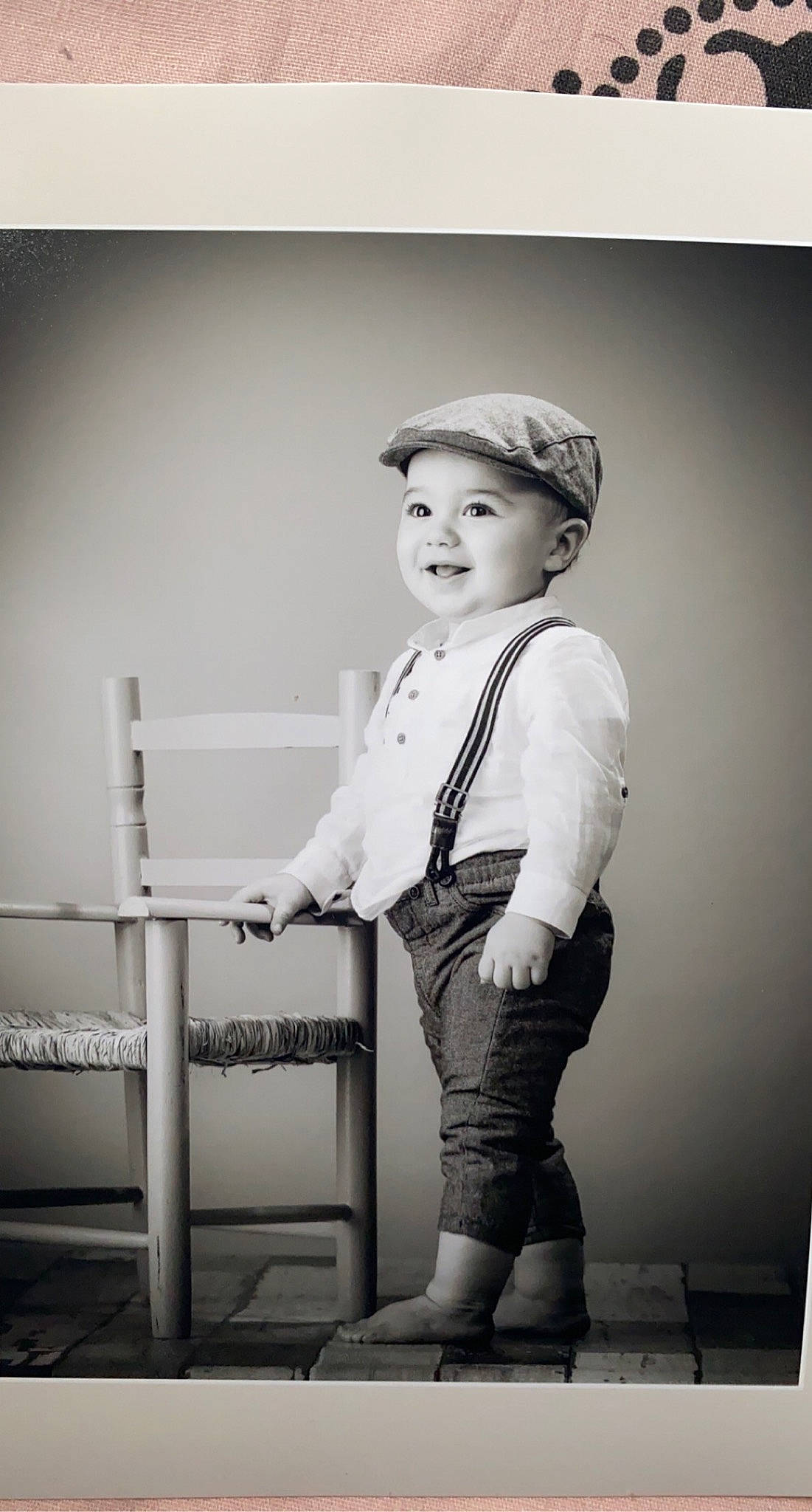 Alessandro a rejoint le concours — aidez-le/la à gagner de superbes lots ! black_and_white, cap, child, face, flash_photography, happy, hat, headwear, joy, knee, leg, monochrome, monochrome_photography, person, shoe, sleeve, smile, snapshot, sneakers, standing