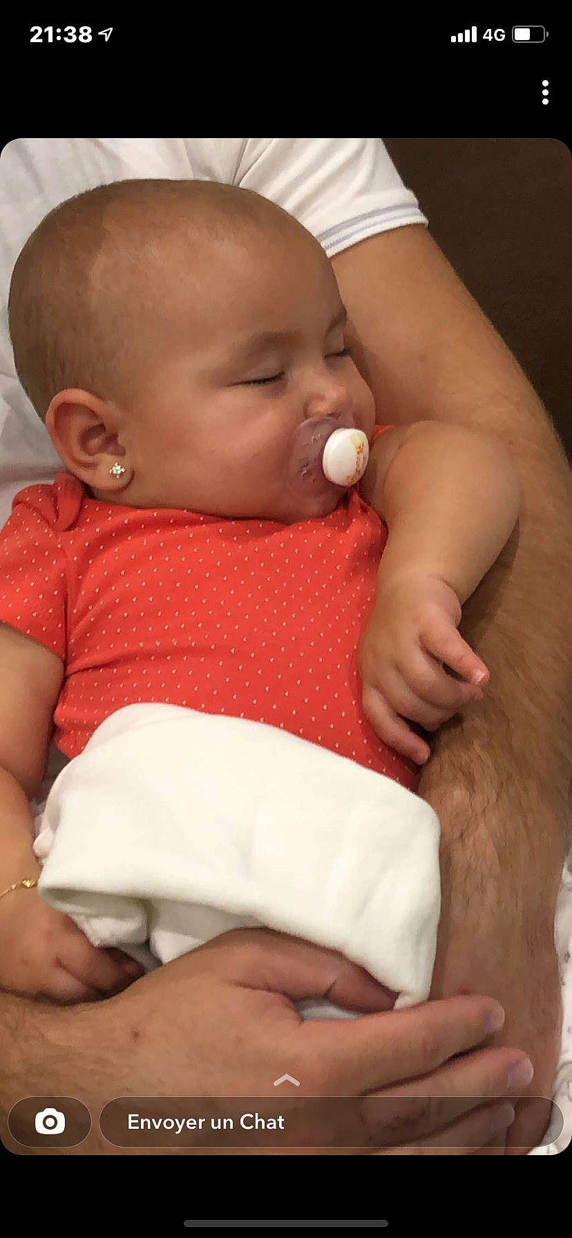 Kiara participe au concours pour gagner de l'argent avec cette photo : baby, baby_toddler_clothing, cheek, comfort, facial_expression, finger, gesture, hand, happy, head, human_body, joint, lip, mouth, neck, nose, organ, person, skin, sleeve