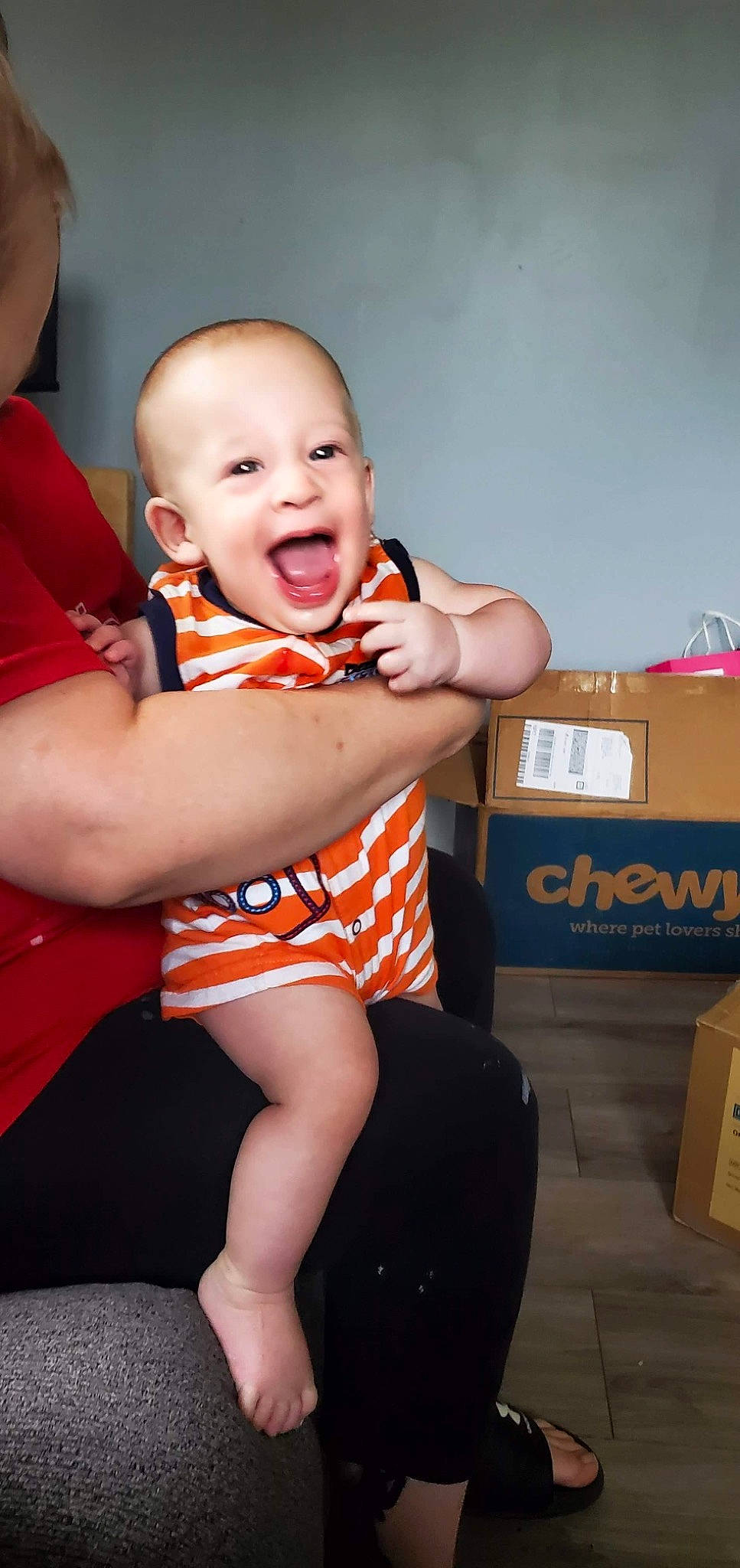 Brixton is registered to the contest to win money with this photo: baby, baby_toddler_clothing, chair, comfort, face, finger, flash_photography, fun, gesture, happy, joint, knee, leg, nail, person, shipping_box, skin, smile, thigh, thumb