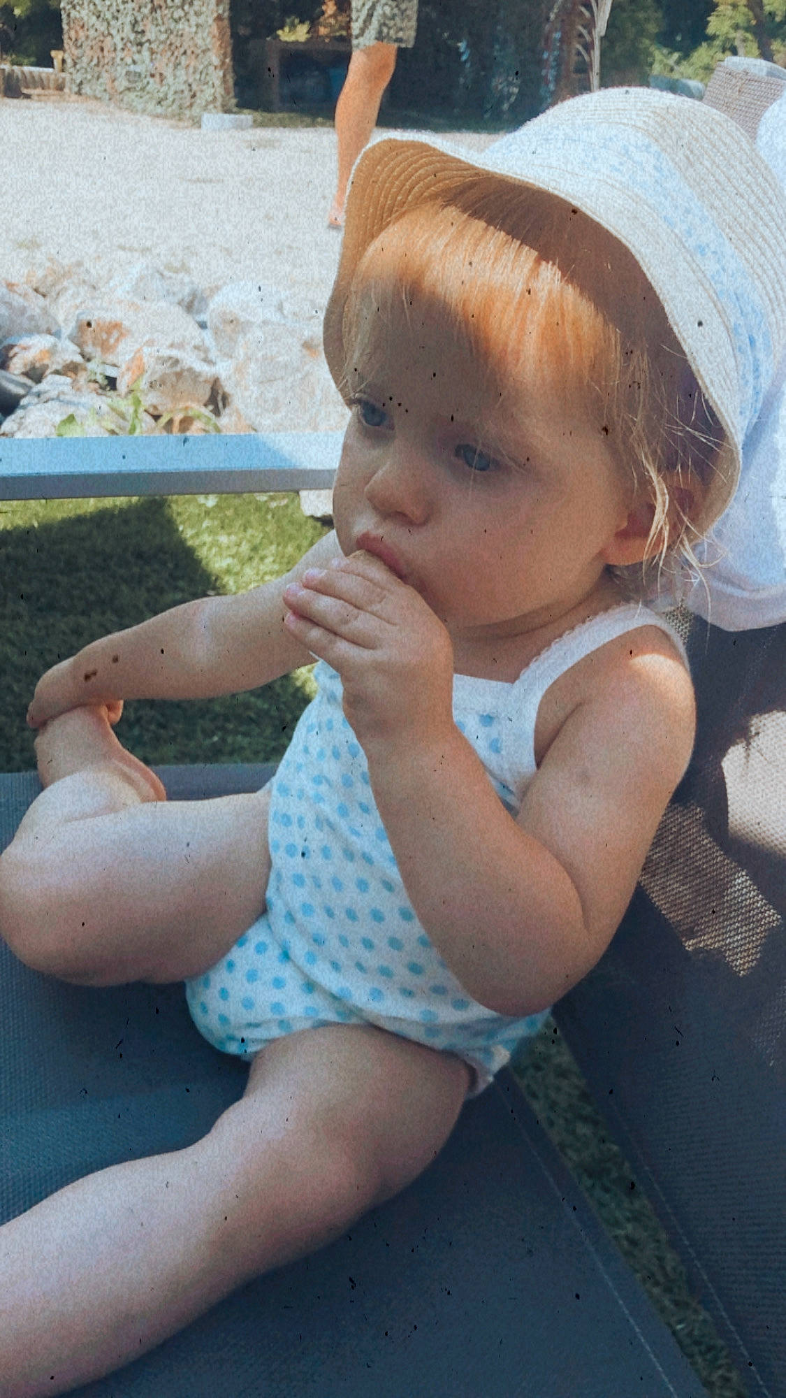 Gina a rejoint le concours — aidez-le/la à gagner de superbes lots ! baby, child, finger, hat, headgear, leg, person, sitting, skin, summer, toddler, vacation