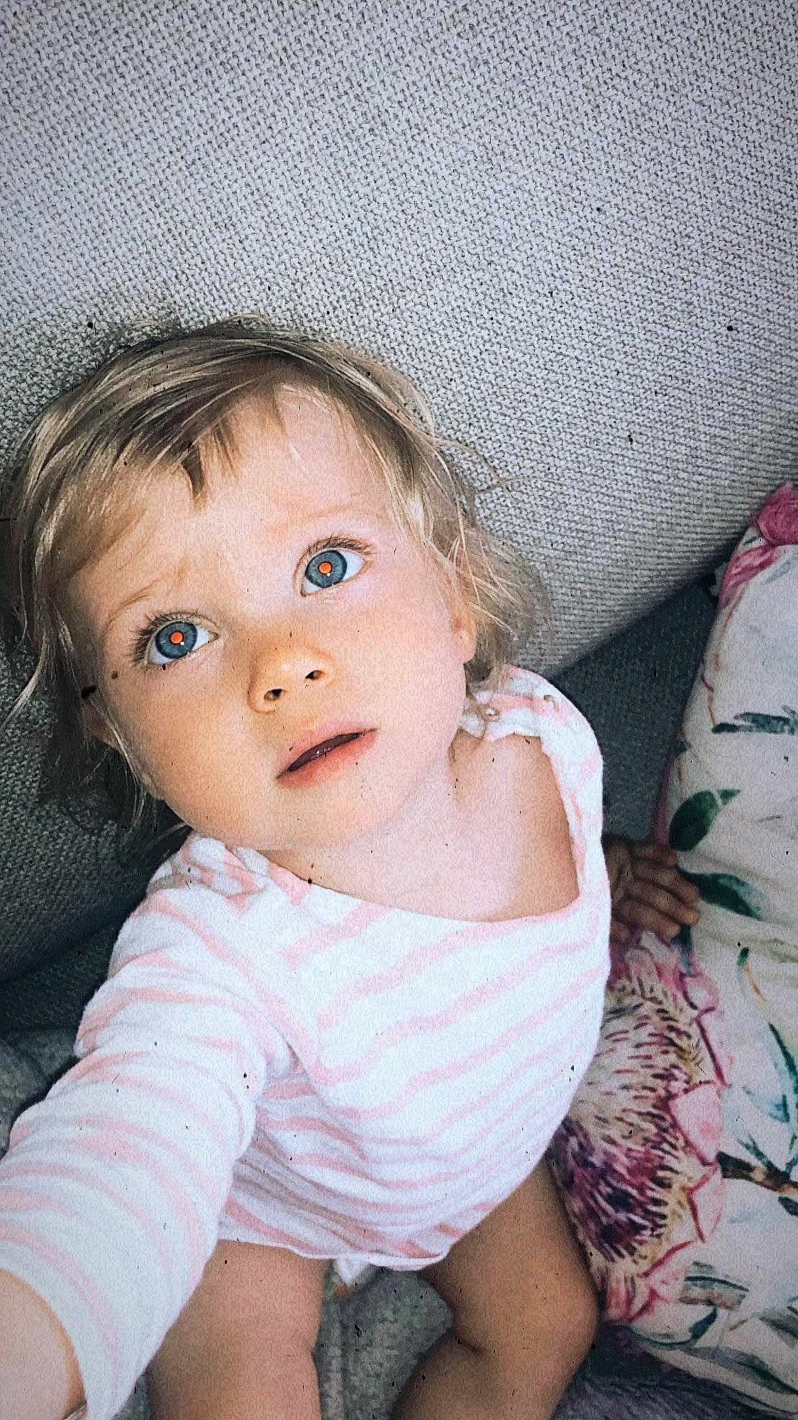 Gina a rejoint le concours — aidez-le/la à gagner de superbes lots ! baby, beauty, blond, cheek, child, child_model, chin, eye, face, head, iris, lip, nose, organ, person, photography, pink, sitting, skin, smile