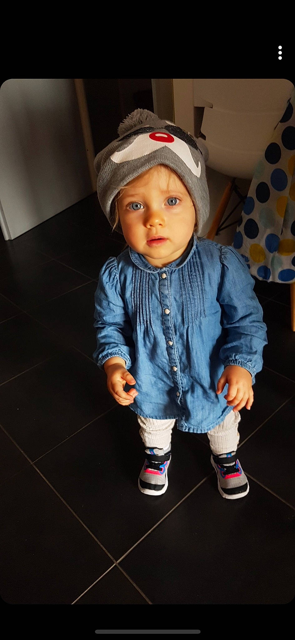 Gina participe au concours pour gagner de l'argent avec cette photo : baby, cap, cheek, child, child_model, cool, fun, head, headgear, headwear, jeans, outerwear, person, shoe, skin, sleeve, t_shirt, toddler