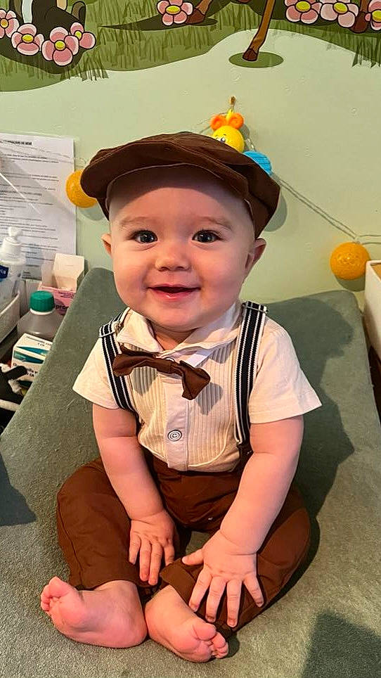 Ezio participe au concours pour gagner de l'argent avec cette photo : baby, baby_toddler_clothing, baseball_cap, cap, cheek, child, costume_hat, fashion_accessory, fun, happy, hat, headgear, headwear, joy, party_supply, person, sitting, sleeve, smile, t_shirt