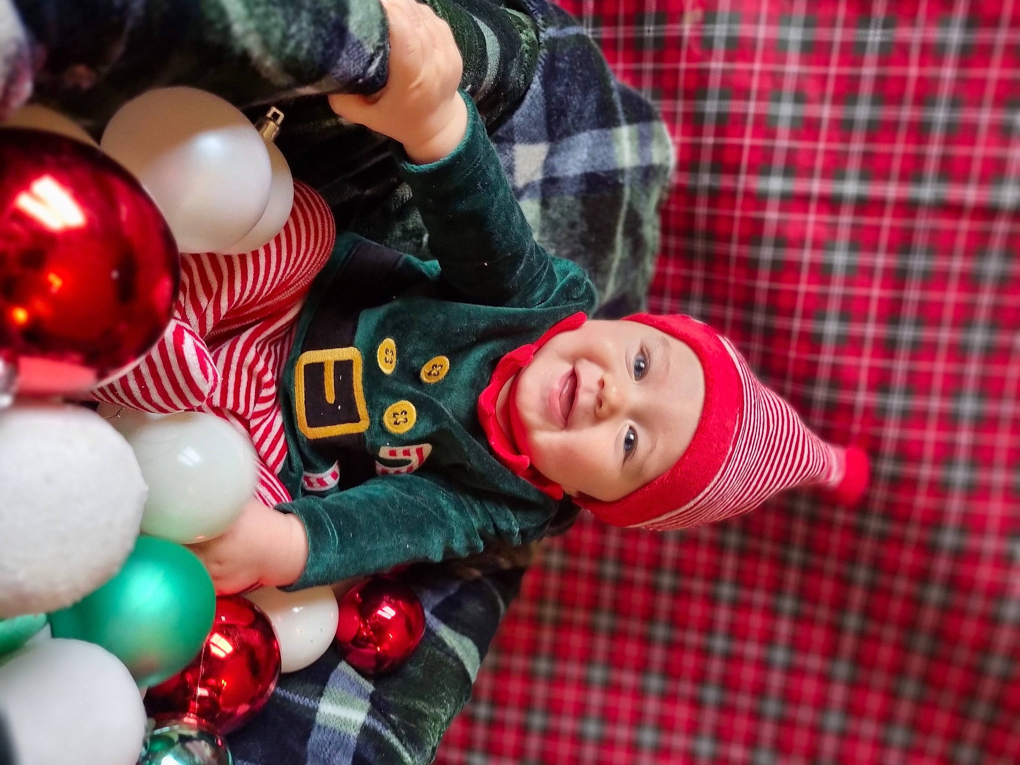 Ezio participe au concours pour gagner de l'argent avec cette photo : balloon, child, christmas_ornament, design, event, fun, happy, hat, headwear, holiday, joy, ornament, party, party_supply, pattern, person, plaid, red, smile, tartan