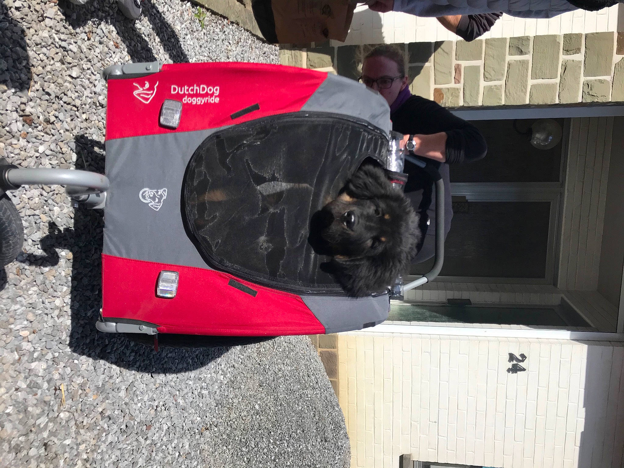 Tashi participe au concours pour gagner de l'argent avec cette photo : auto_part, automotive_design, automotive_exterior, automotive_tire, automotive_wheel_system, backpack, bag, baggage, bumper, carmine, door, fashion_accessory, fender, hat, helmet, luggage_and_bags, motor_vehicle, personal_protective_equipment, rim, vehicle