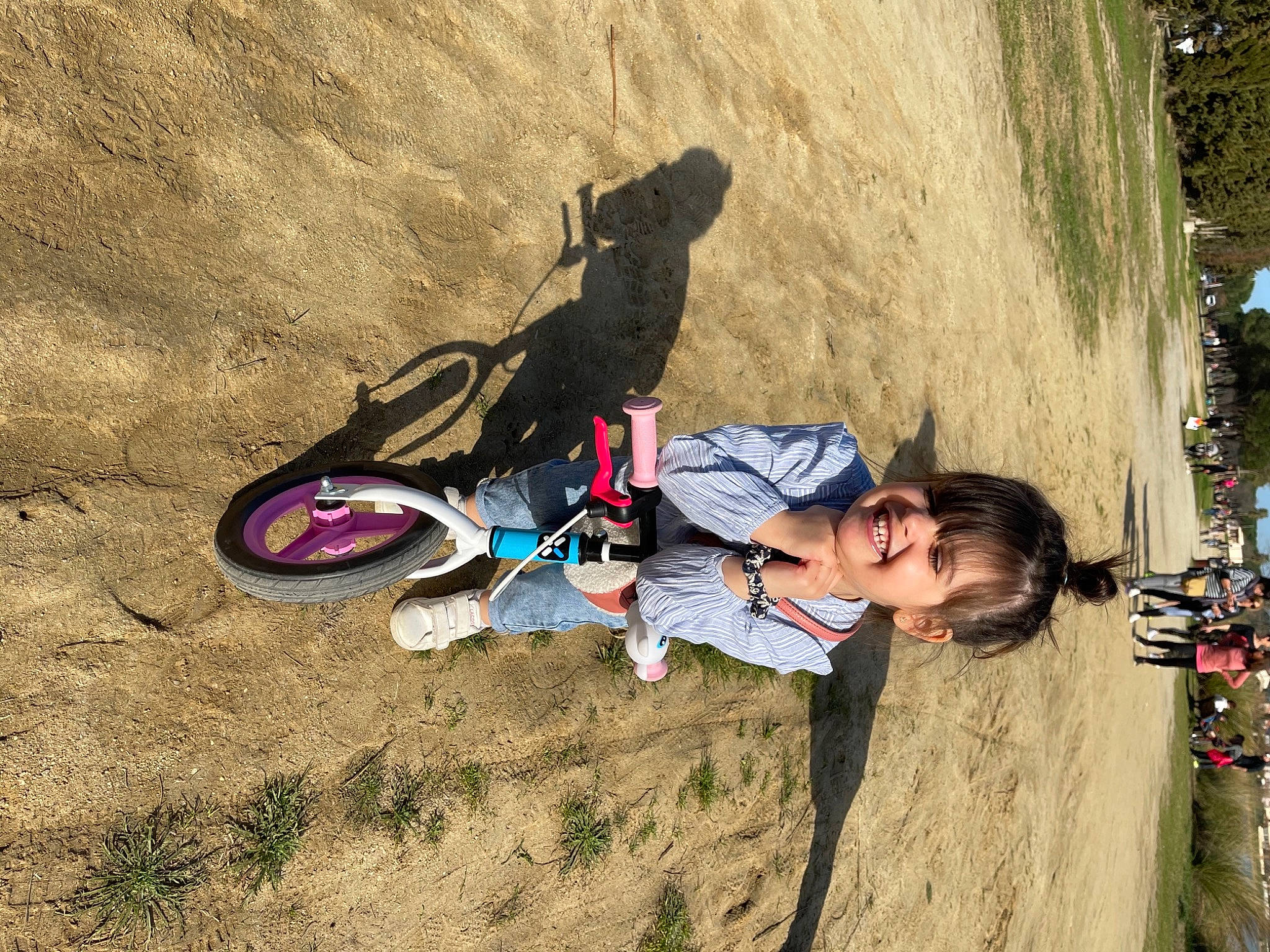 Jade participe au concours pour gagner de l'argent avec cette photo : automotive_tire, bicycle_frame, bicycle_handlebar, bicycle_wheel, cycling, fun, grass, happy, joy, landscape, leisure, outdoor_recreation, people_in_nature, person, recreation, sand, soil, sports, tire, toddler