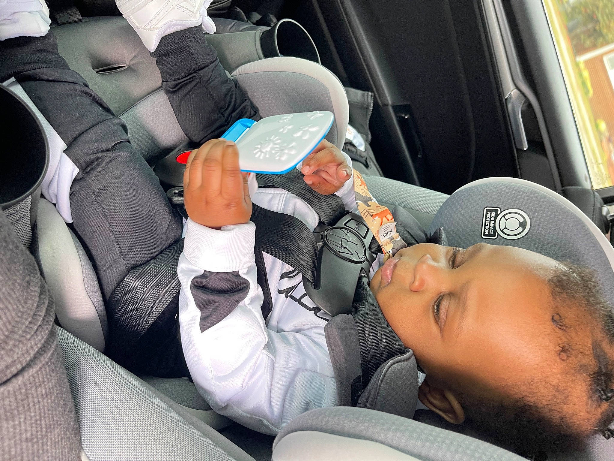 Jamari is registered to the contest to win money with this photo: airline, auto_part, automotive_design, automotive_exterior, car, car_seat, car_seat_cover, comfort, family_car, head_restraint, luxury_vehicle, mid_size_car, mode_of_transport, motor_vehicle, passenger, person, personal_luxury_car, steering_part, steering_wheel, vehicle