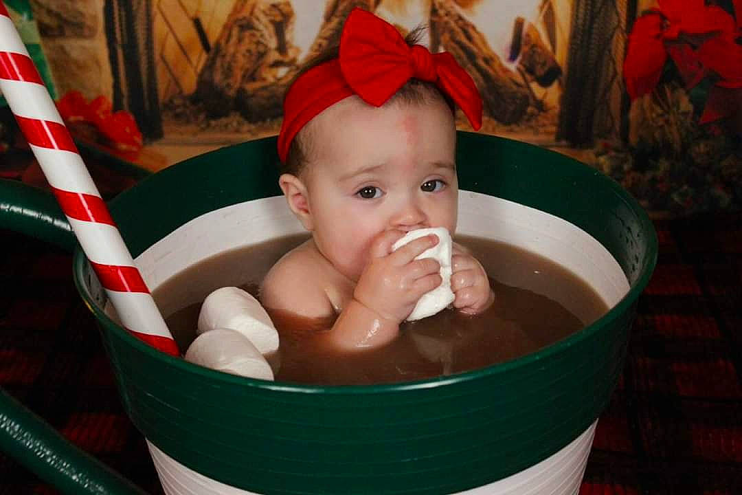 Amaia is registered to the contest to win money with this photo: baby, baby_bathing, baby_products, bathing, child, coquelicot, costume_accessory, fluid, hair_accessory, headpiece, person, personal_care, plastic, plumbing, toddler