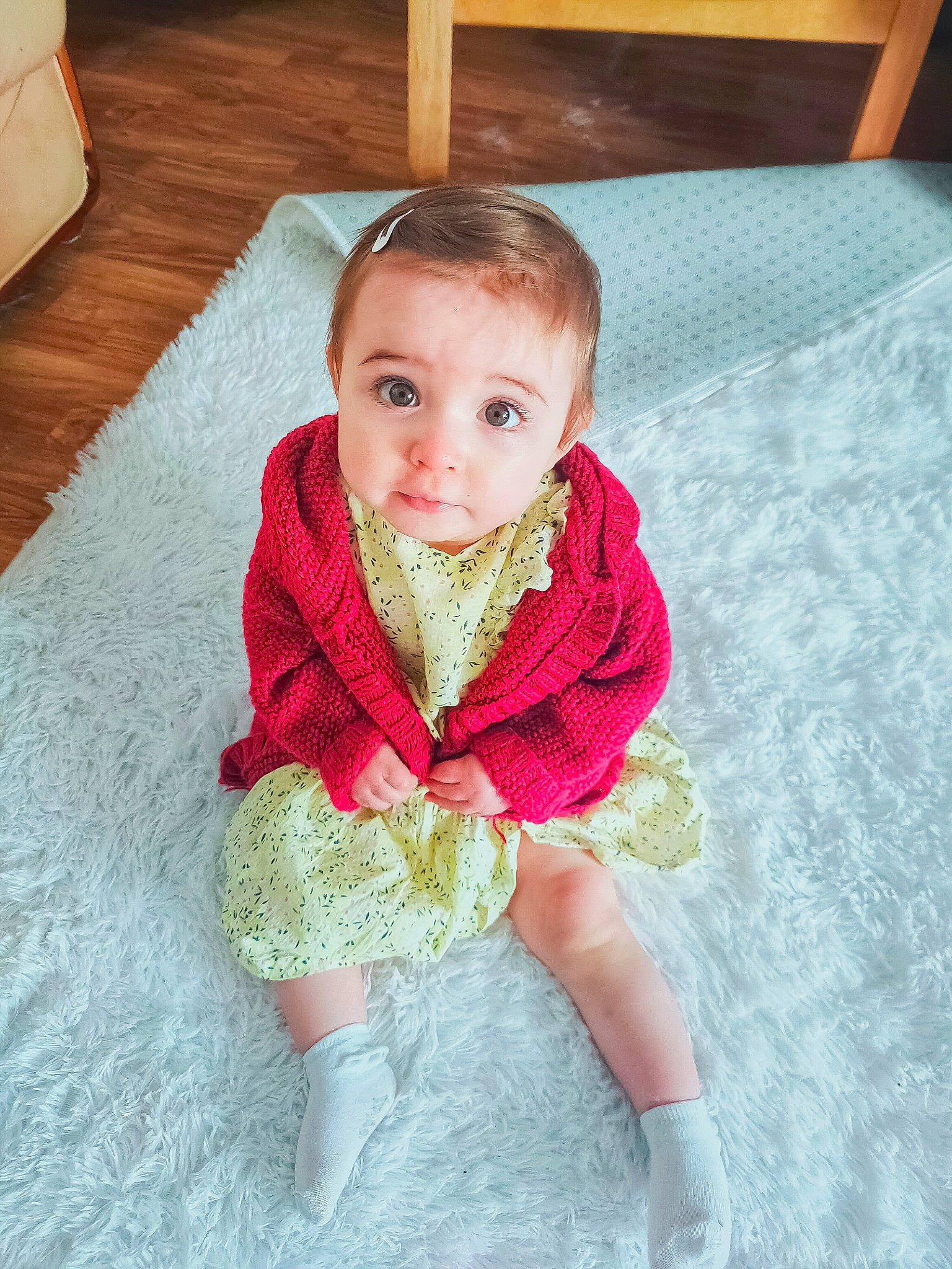 Madison a rejoint le concours — aidez-le/la à gagner de superbes lots ! baby, baby_toddler_clothing, cheek, dress, eye, face, floor, flooring, happy, head, headgear, human_body, leg, lip, neck, person, scarf, skin, sleeve, textile