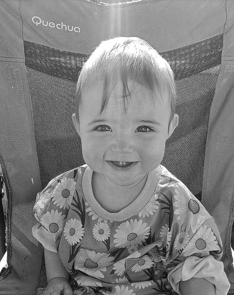 Madison participe au concours pour gagner de l'argent avec cette photo : baby, black, black_and_white, cheek, facial_expression, forehead, hairstyle, happy, human, human_body, iris, joy, mammal, mouth, nose, person, photograph, skin, sleeve, smile