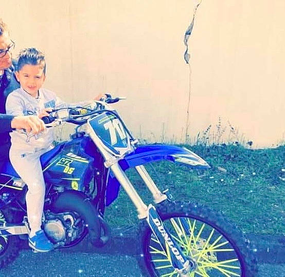 Abraham a rejoint le concours — aidez-le/la à gagner de superbes lots ! auto_part, automotive_design, automotive_lighting, automotive_tire, automotive_wheel_system, enduro, fender, fuel_tank, happy, joy, motocross, motor_vehicle, motorcycle, motorcycling, motorsport, person, rim, sky, t_shirt, tire