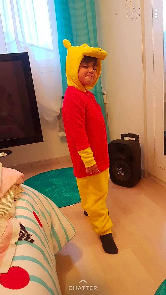 Abraham a rejoint le concours — aidez-le/la à gagner de superbes lots ! cap, comfort, fictional_character, flooring, fun, hat, human_leg, knee, luggage_and_bags, magenta, person, personal_protective_equipment, room, selfie, shoulder, sleeve, sportswear, standing, thigh, toddler