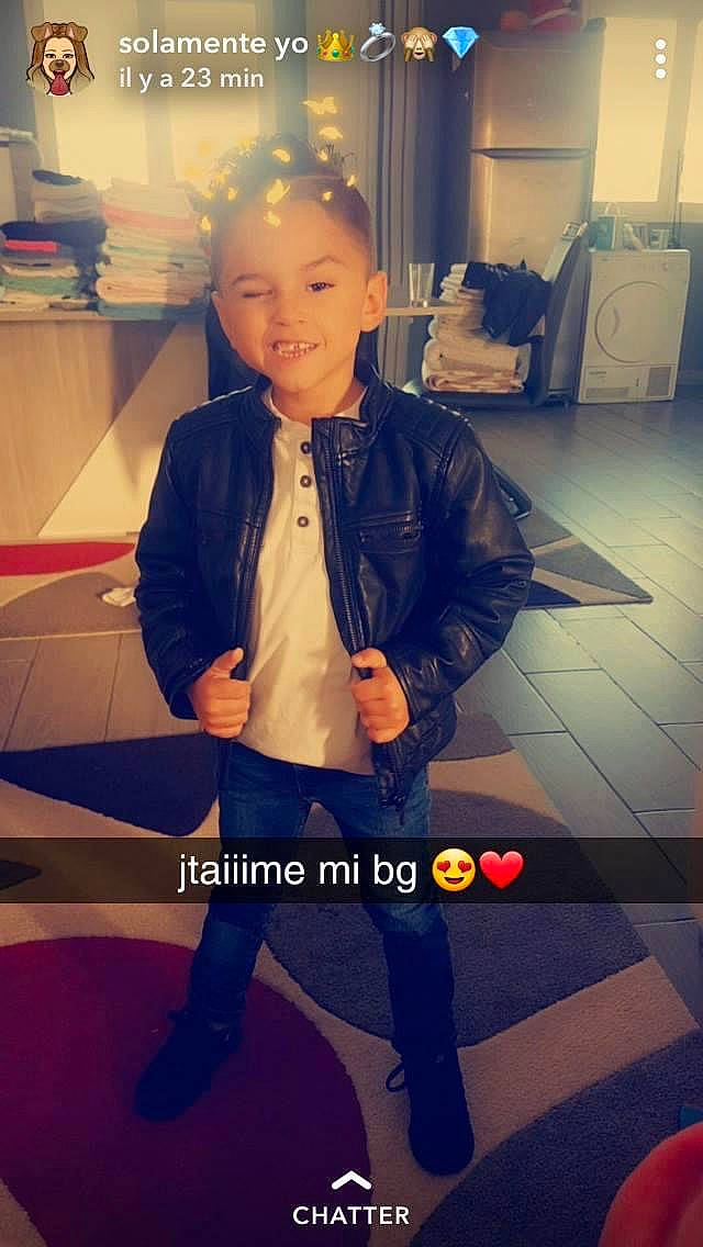 Abraham a rejoint le concours — aidez-le/la à gagner de superbes lots ! blazer, cool, denim, dress_shirt, eyewear, fashion_design, flash_photography, flooring, hairstyle, happy, jacket, joy, knee, leather_jacket, person, shoulder, sleeve, sportswear, standing, street_fashion