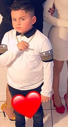 Abraham participe au concours pour gagner de l'argent avec cette photo : balloon, beauty, dress_shirt, event, fashion, formal_wear, gesture, human_leg, joint, knee, leg, person, photograph, sleeve, sportswear, thigh, thumb, tie, toddler, uniform