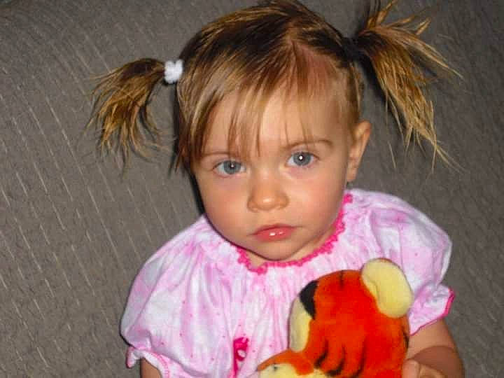 Morgane a rejoint le concours — aidez-le/la à gagner de superbes lots ! baby, baby_toddler_clothing, bangs, brown_hair, cheek, child, ear, eyebrow, eyelash, fun, hair, happy, iris, lip, nose, person, skin, smile, stuffed_toy, toddler