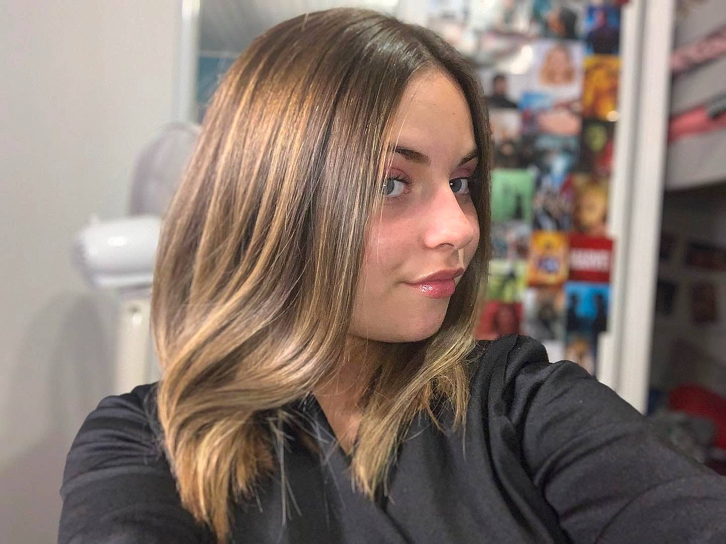 Morgane a rejoint le concours — aidez-le/la à gagner de superbes lots ! blond, brown_hair, cheek, chin, customer, eyebrow, eyelash, feathered_hair, forehead, fun, hair_care, hair_coloring, joy, layered_hair, lip, long_hair, makeover, person, portrait_photography, sitting