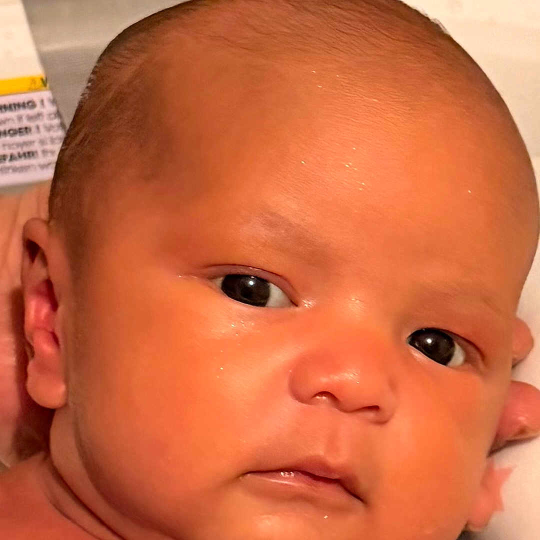 Philibert participe au concours pour gagner de l'argent avec cette photo : baby, child, closeup, curious, cute, expression, eyes, face, hand, head, human, indoors, infant, newborn, portrait, skin, skin_texture, soft_light, support, young