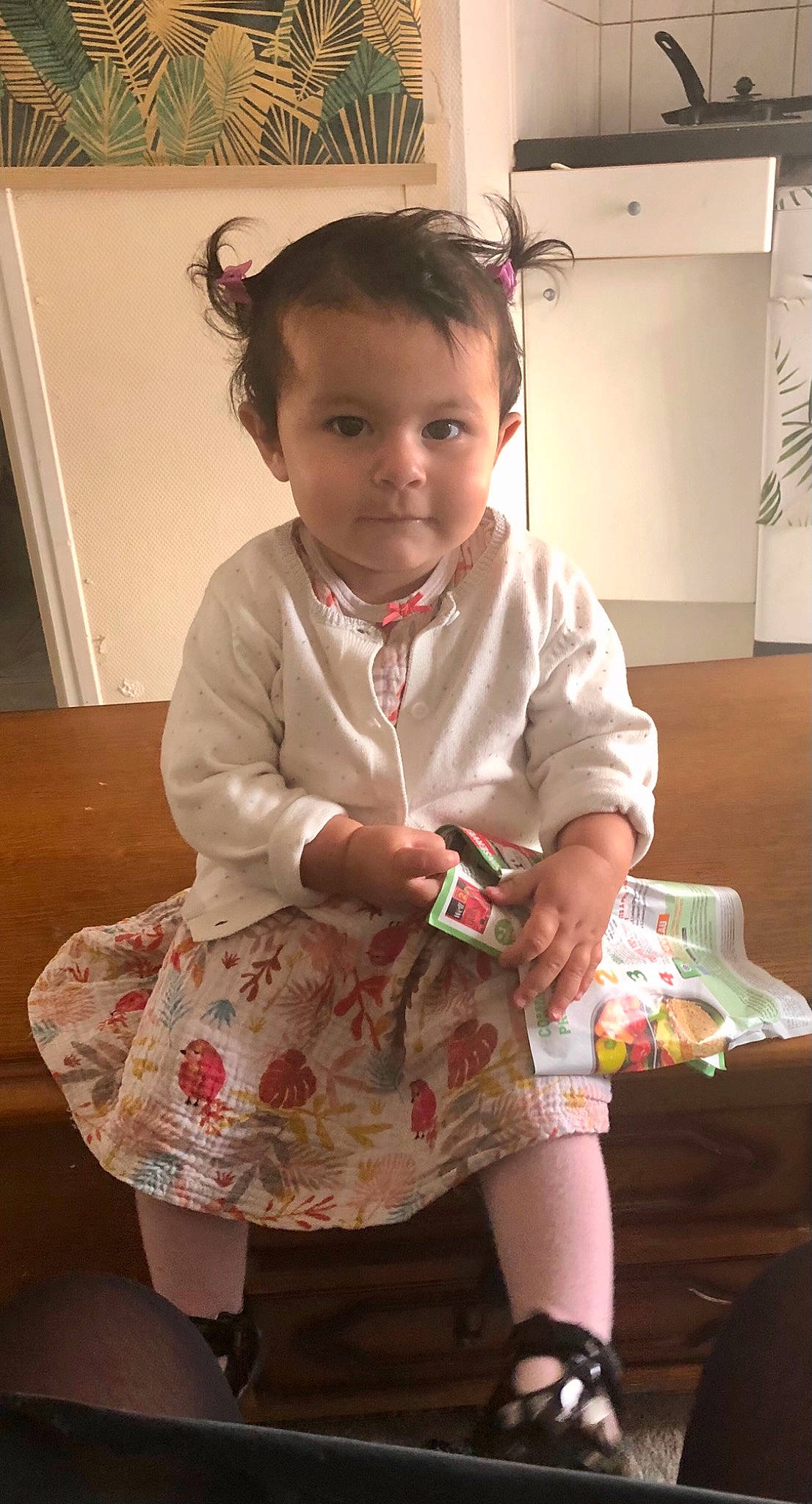 Yasmine a rejoint le concours — aidez-le/la à gagner de superbes lots ! baby_toddler_clothing, beauty, child, day_dress, dress, fashion_accessory, fashion_design, flooring, fun, happy, human_leg, pattern, person, room, sitting, skin, sleeve, sock, standing, thigh