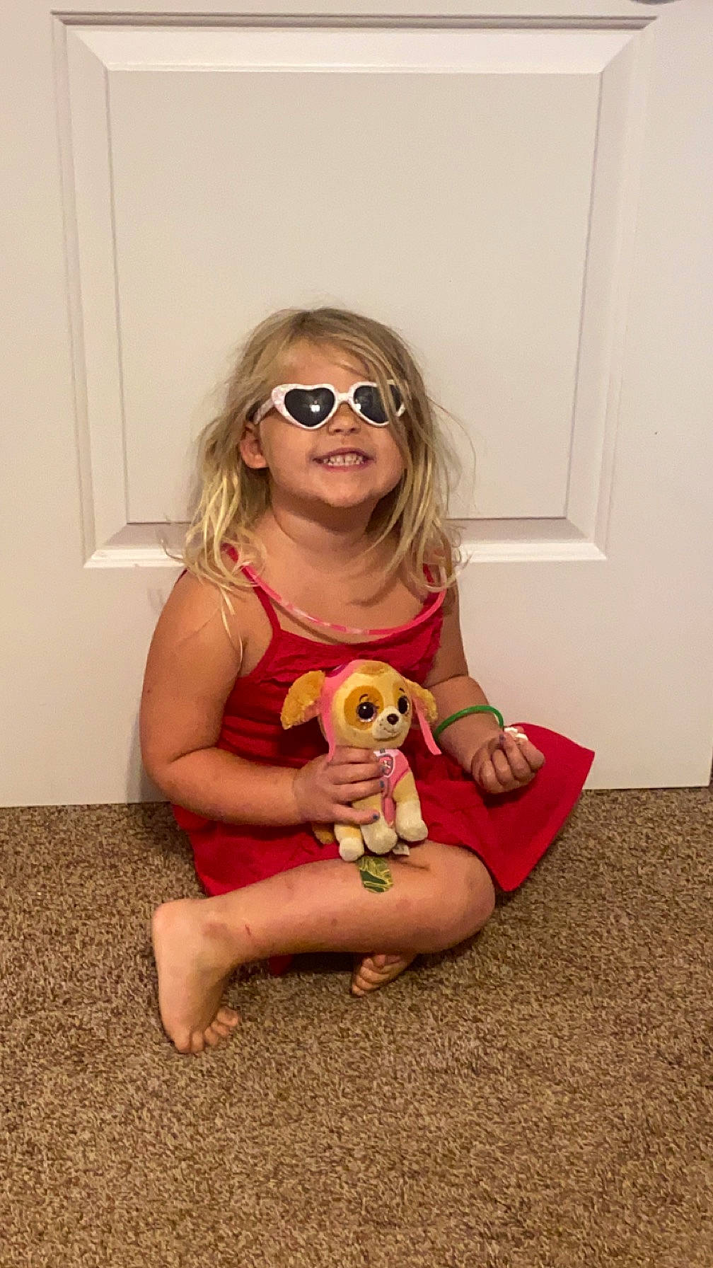 Theodora is registered to the contest to win money with this photo: eyewear, fawn, floor, flooring, foot, glasses, goggles, hair, happy, human_body, human_leg, joy, knee, leg, mouth, person, skin, sunglasses, thigh, trunk