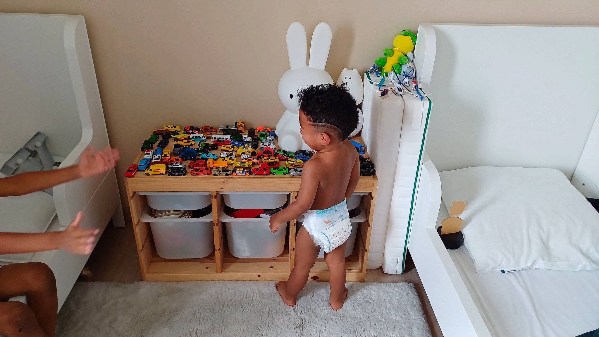 Kassim a rejoint le concours — aidez-le/la à gagner de superbes lots ! baby, barefoot, box, carton, child, comfort, flooring, foot, fun, human_leg, leisure, party_supply, person, plastic, play, room, shipping_box, swimwear, thigh, toddler