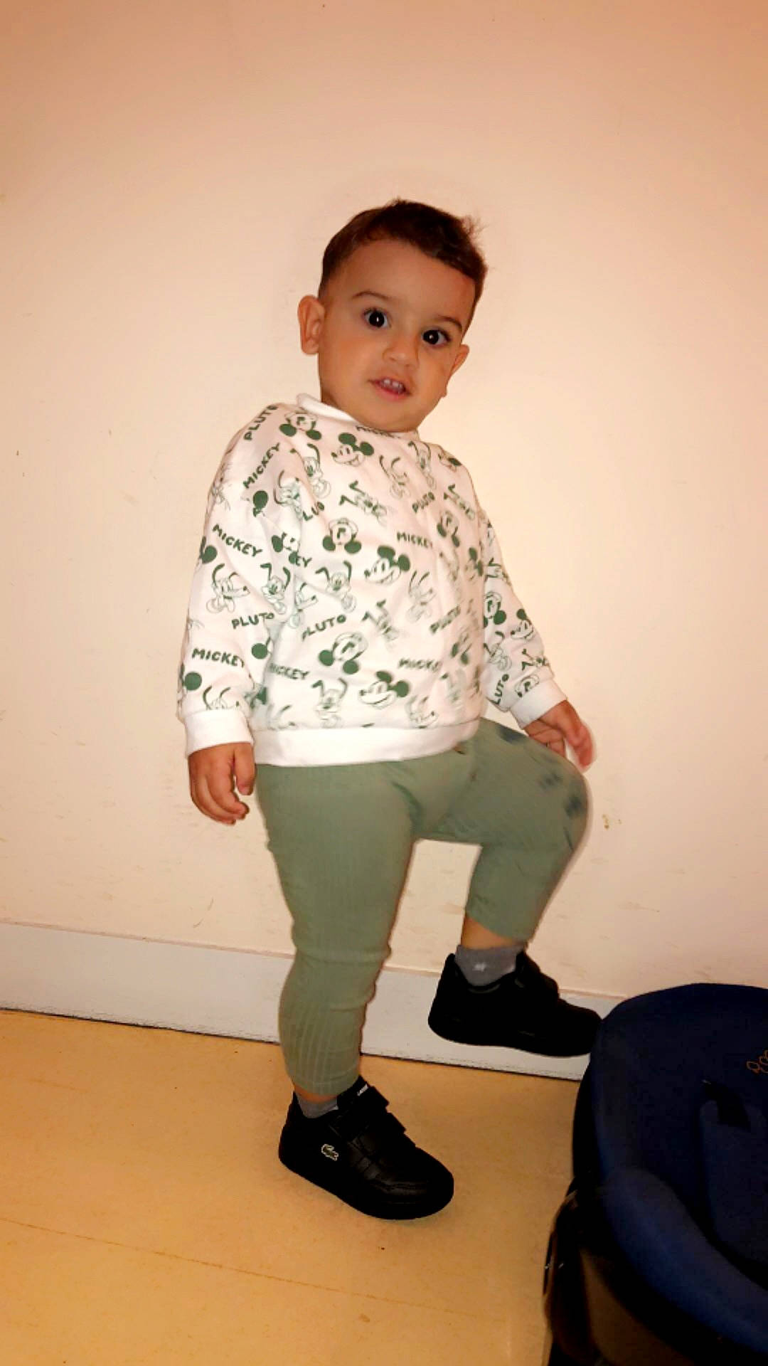 Islem participe au concours pour gagner de l'argent avec cette photo : arm, elbow, fashion_design, flooring, fun, happy, human_body, human_leg, knee, leg, outdoor_shoe, pattern, person, shoulder, sleeve, smile, sneakers, t_shirt, thigh, toddler