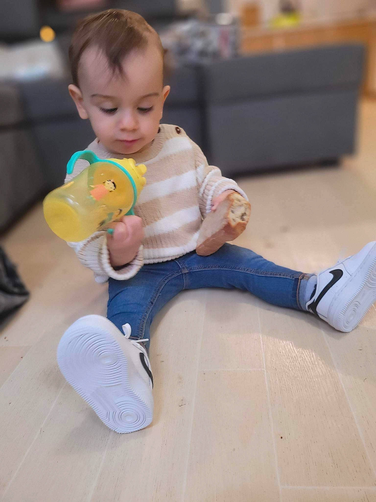 Islem a rejoint le concours — aidez-le/la à gagner de superbes lots ! baby, baby_toddler_clothing, cheek, child, comfort, floor, flooring, foot, happy, hardwood, head, human_leg, knee, leg, leisure, person, sitting, sock, toddler, wood