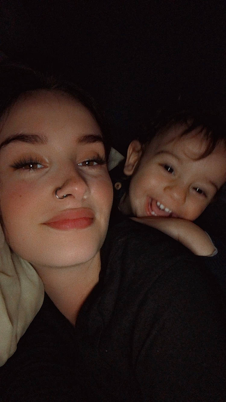 Islem participe au concours pour gagner de l'argent avec cette photo : black_hair, cheek, cool, ear, eye, eyelash, flash_photography, forehead, fun, gesture, happy, iris, jaw, joy, lip, mouth, neck, nose, person, skin