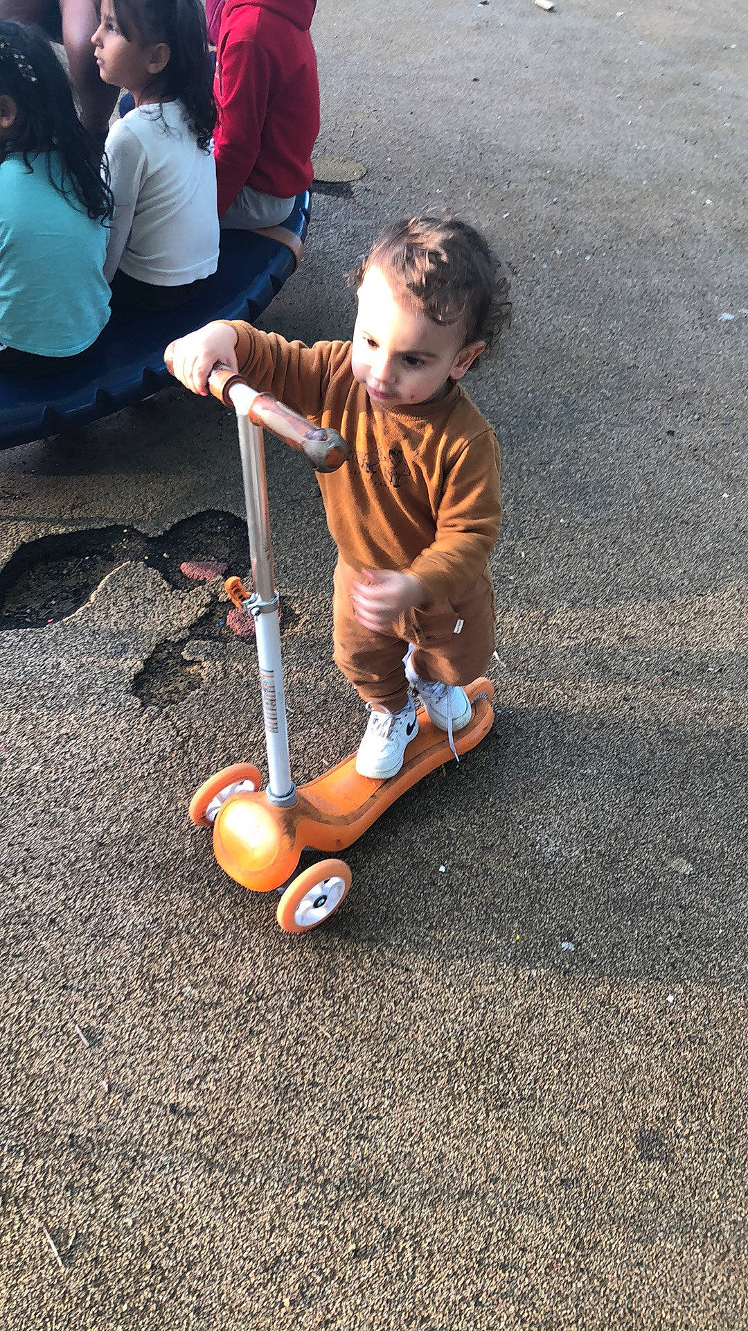 Islem a rejoint le concours — aidez-le/la à gagner de superbes lots ! asphalt, baby, baby_carriage, baby_products, ball, child, fun, grass, human_leg, leisure, musical_instrument, person, recreation, shorts, sitting, sneakers, soil, t_shirt, toddler, toy