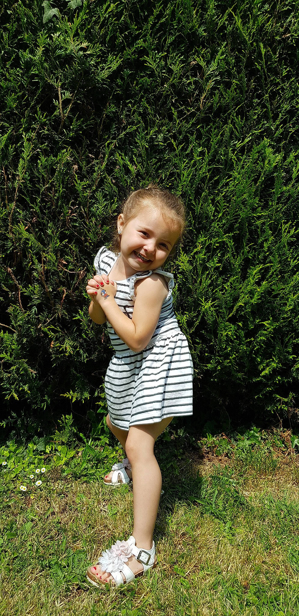 Laila a rejoint le concours — aidez-le/la à gagner de superbes lots ! child, emotion, fun, garden, girl, grass, green, happiness, joy, lawn, nature, person, plant, play, sitting, smile, standing, summer, toddler, tree