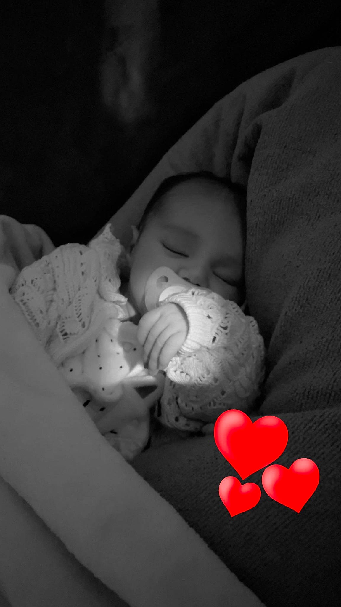 Aëlys a rejoint le concours — aidez-le/la à gagner de superbes lots ! baby, baby_products, baby_sleeping, bedtime, carmine, cheek, child, comfort, darkness, flash_photography, happy, heart, linens, monochrome_photography, mouth, organ, person, petal, room, skin