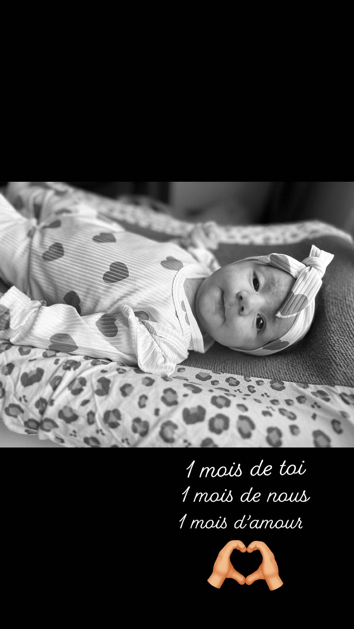 Aëlys participe au concours pour gagner de l'argent avec cette photo : baby, baby_toddler_clothing, black, child, comfort, darkness, flash_photography, font, happy, linens, mammal, monochrome, monochrome_photography, pattern, person, portrait_photography, sleeve, smile, still_life_photography, textile