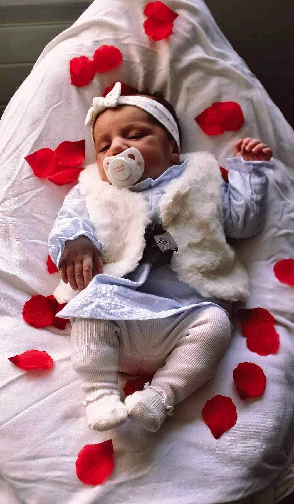 Aëlys participe au concours pour gagner de l'argent avec cette photo : baby, baby_sleeping, baby_toddler_clothing, carmine, cheek, child, comfort, face, flooring, foot, fur, happy, linens, person, pink, red, skin, textile, toddler, white