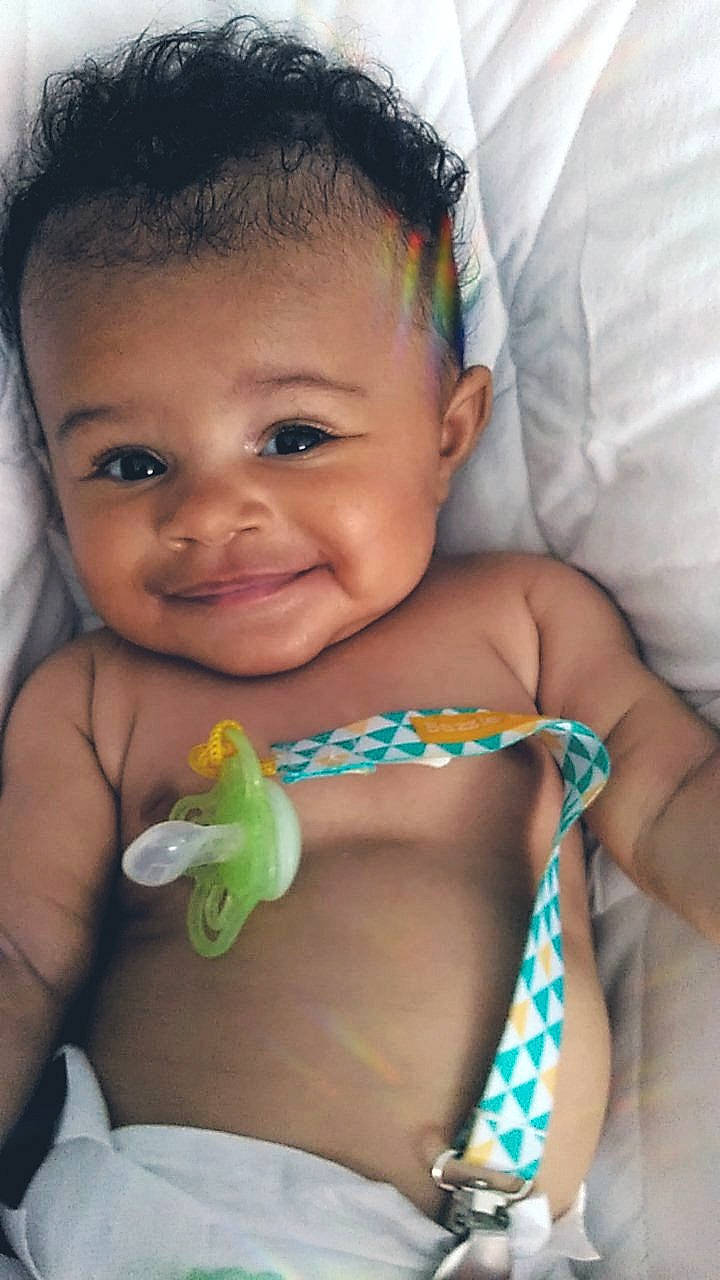 Yvanna participe au concours pour gagner de l'argent avec cette photo : abdomen, baby, black_hair, cheek, child, eye, face, head, human, joy, lip, mouth, neck, person, skin, smile, stomach, toddler, trunk