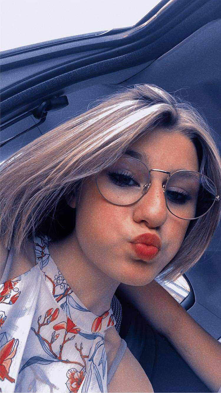 Louane a rejoint le concours — aidez-le/la à gagner de superbes lots ! automotive_design, automotive_lighting, bangs, black_hair, cool, eyebrow, eyelash, eyewear, flash_photography, glasses, goggles, hood, layered_hair, lip, mouth, person, street_fashion, sunglasses, tints_and_shades, vehicle_door