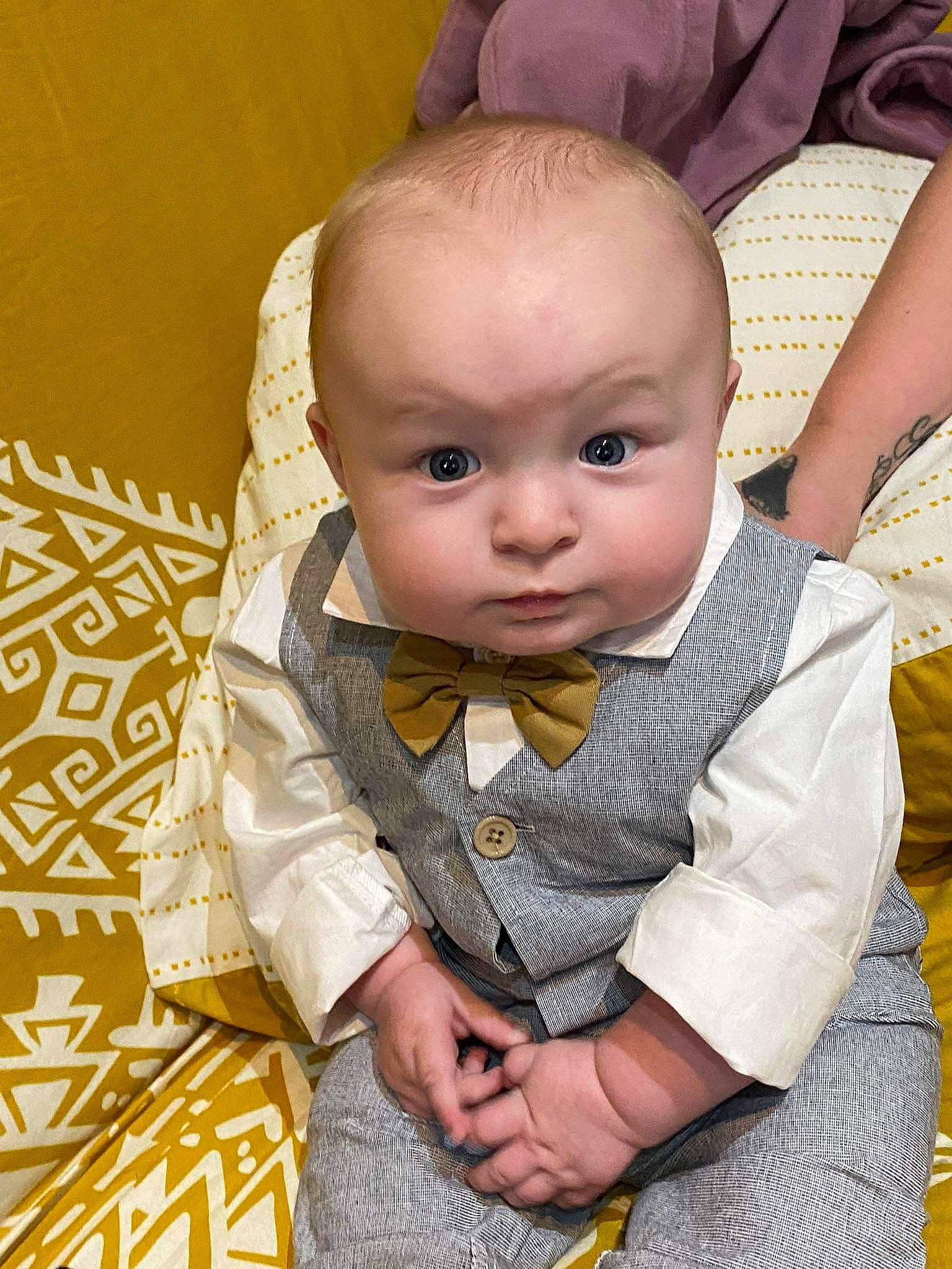 Natheo a rejoint le concours — aidez-le/la à gagner de superbes lots ! baby, baby_products, baby_toddler_clothing, blond, cheek, child, chin, comfort, dress, eye, fun, gesture, happy, head, iris, mouth, person, sitting, skin, sleeve