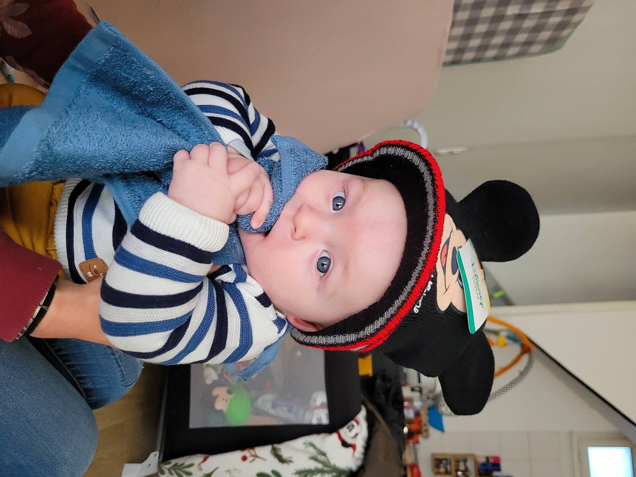 Natheo participe au concours pour gagner de l'argent avec cette photo : baby, baby_products, baby_toddler_clothing, cheek, child, elbow, fun, happy, hat, headwear, human_leg, person, thigh, toddler