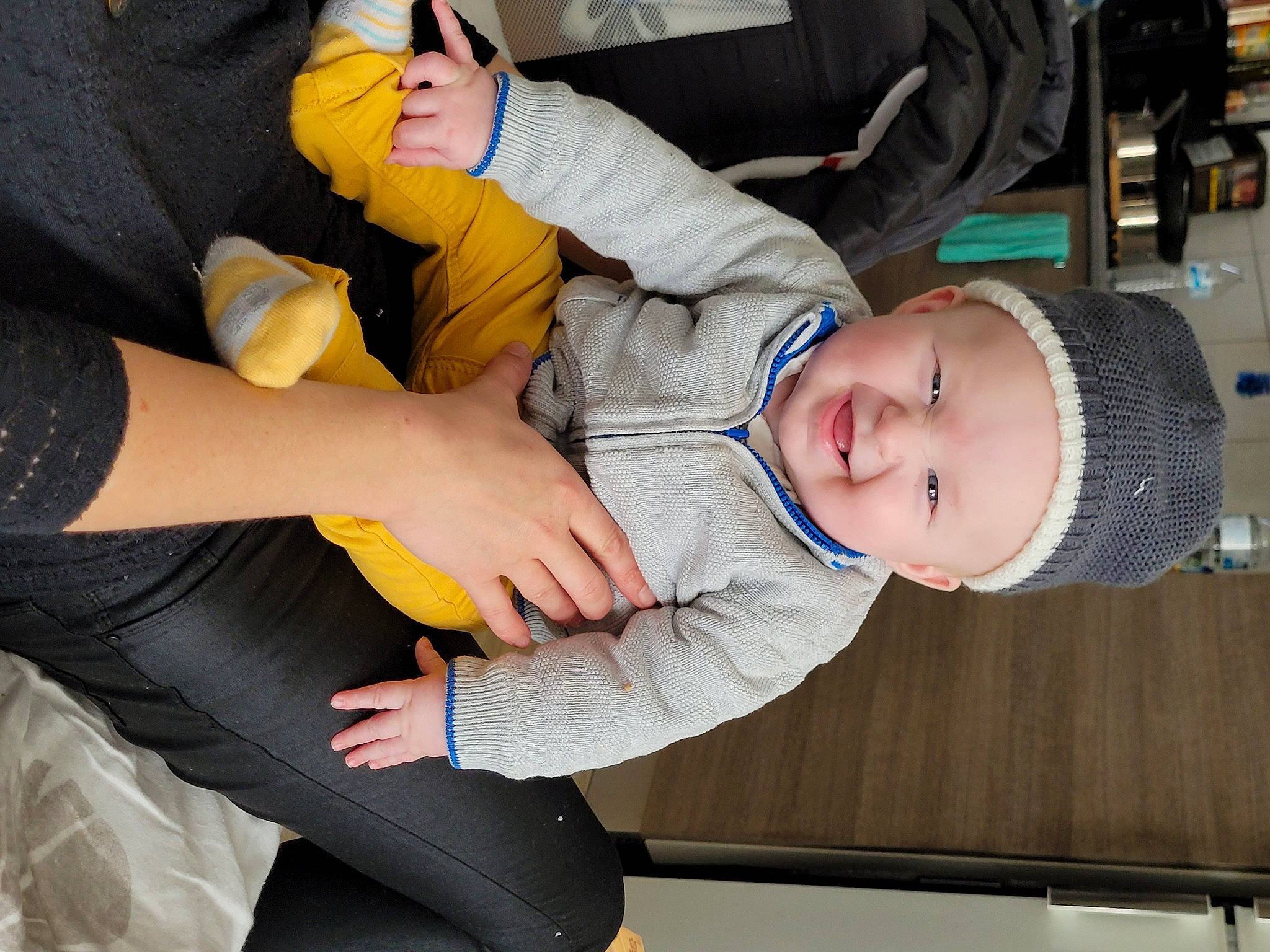 Natheo a rejoint le concours — aidez-le/la à gagner de superbes lots ! arm, baby, baby_toddler_clothing, child, clothing, comfort, finger, fun, gesture, hand, hat, headwear, helmet, knee, lap, person, product, shoe, sitting, smile