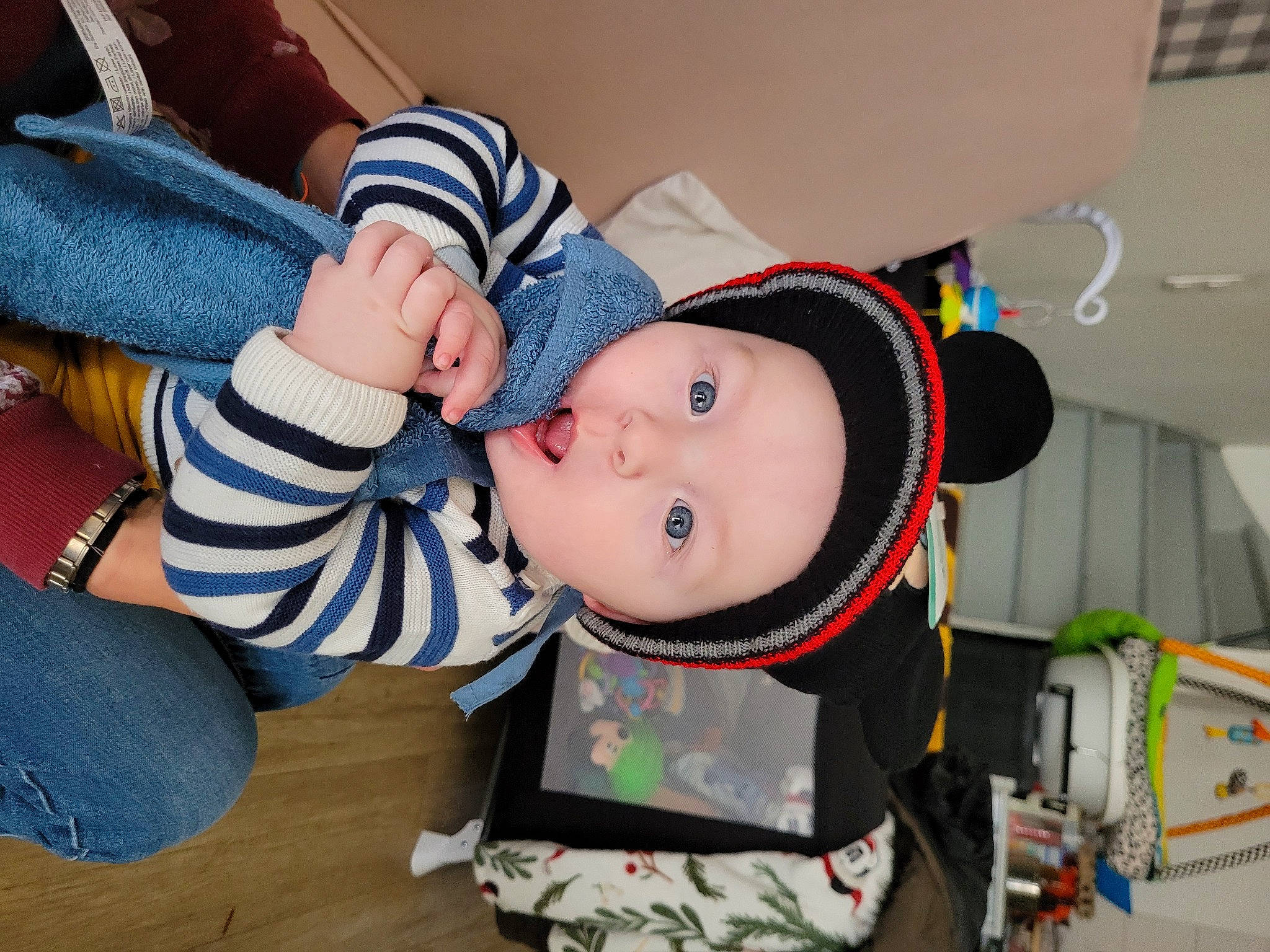 Natheo a rejoint le concours — aidez-le/la à gagner de superbes lots ! baby, baby_products, baby_toddler_clothing, cheek, child, clothing, eye, fashion_accessory, fun, gesture, hat, headwear, mouth, nail, person, room, sitting, skin, sock, toddler