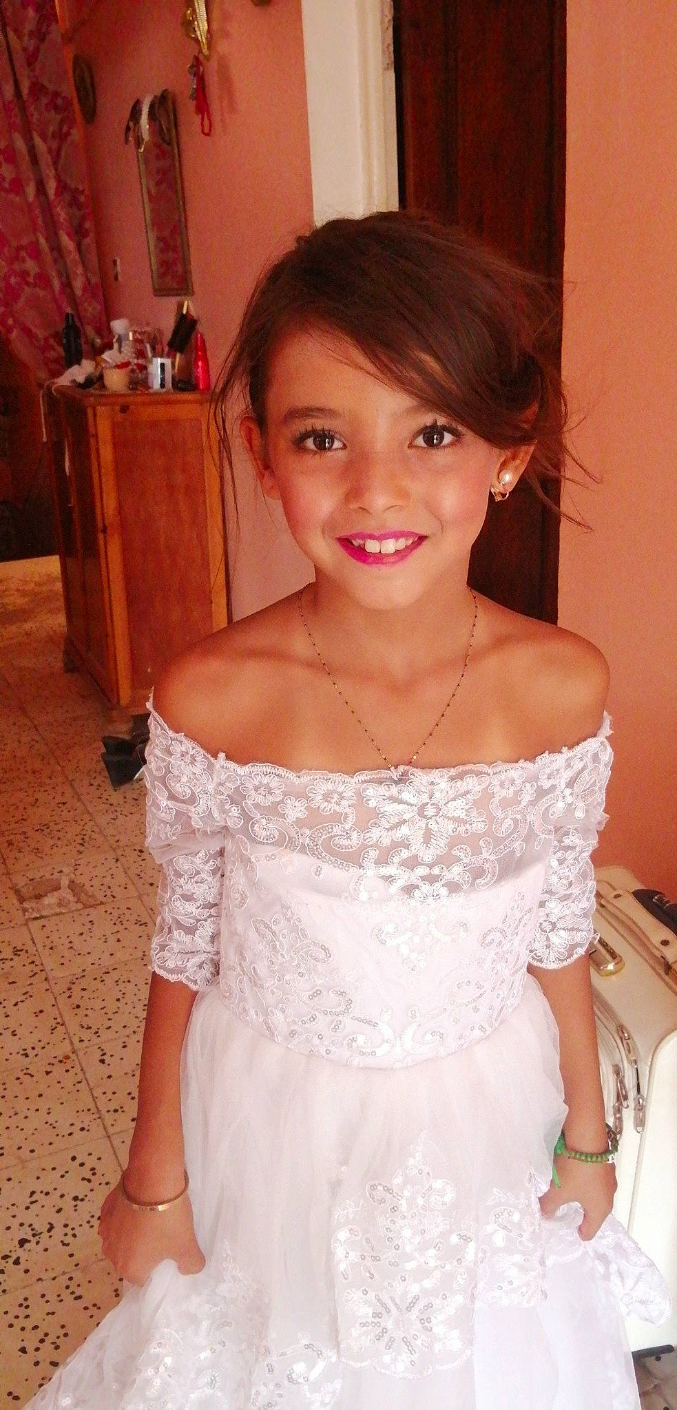 Shaïma a rejoint le concours — aidez-le/la à gagner de superbes lots ! bridal_clothing, bridal_party_dress, bride, dress, embellishment, eyebrow, eyelash, fashion_design, flooring, gown, hair, happy, iris, joy, neck, person, shoulder, skin, smile, waist