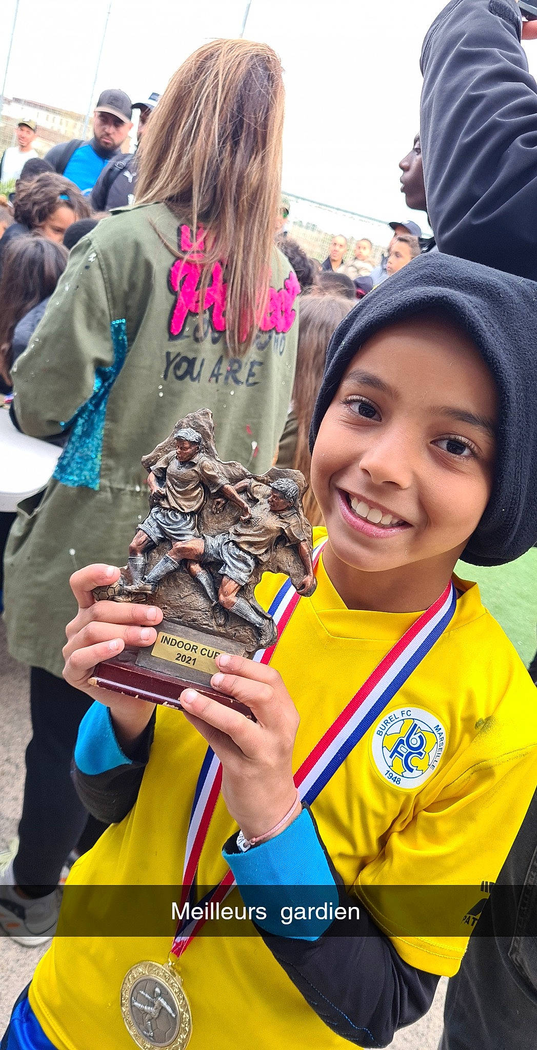 Shaïma participe au concours pour gagner de l'argent avec cette photo : competition_event, crowd, event, fan, fashion_accessory, fashion_design, fun, happy, headwear, joy, leisure, outerwear, person, product, public_event, public_space, recreation, smile, sportswear, street_fashion