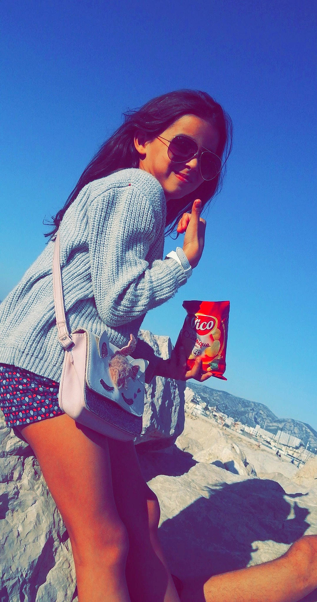 Shaïma a rejoint le concours — aidez-le/la à gagner de superbes lots ! azure, cool, eyewear, glasses, goggles, hand, happy, joy, knee, landscape, luggage_and_bags, person, sky, sleeve, smile, street_fashion, sunglasses, tartan, thigh, travel