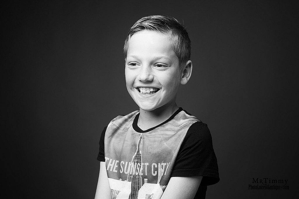 Mathys participe au concours pour gagner de l'argent avec cette photo : black, black_and_white, boy, child, emotion, eye, facial_expression, girl, human, joy, monochrome, monochrome_photography, person, photograph, photography, portrait, portrait_photography, smile, snapshot, standing