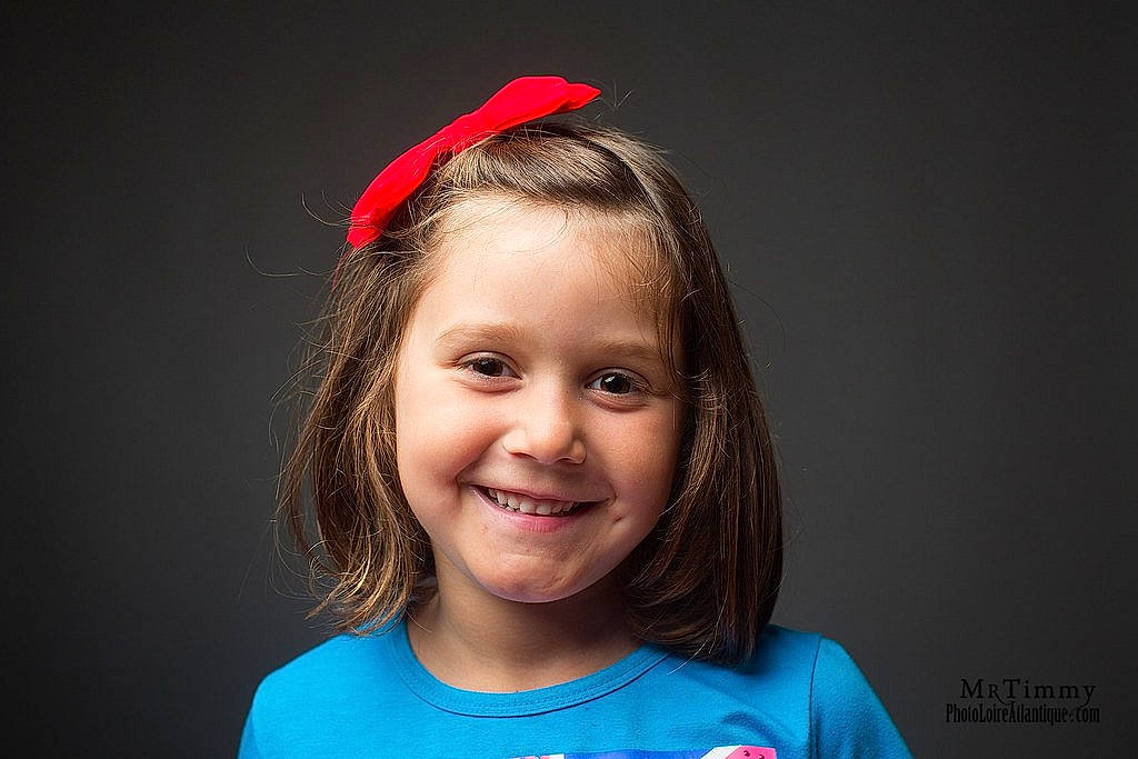 Savannah a rejoint le concours — aidez-le/la à gagner de superbes lots ! beauty, brown_hair, cheek, child, child_model, ear, eye, forehead, fun, girl, hair, hair_accessory, hairstyle, happiness, joy, person, photography, portrait, portrait_photography, red