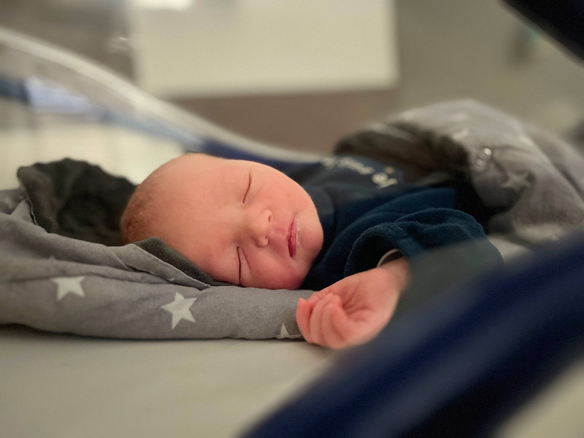 Loan participe au concours pour gagner de l'argent avec cette photo : baby, baby_products, baby_sleeping, baby_toddler_clothing, bedtime, child, comfort, flash_photography, linens, nap, person, portrait_photography, room, sitting, sleep, toddler, wood