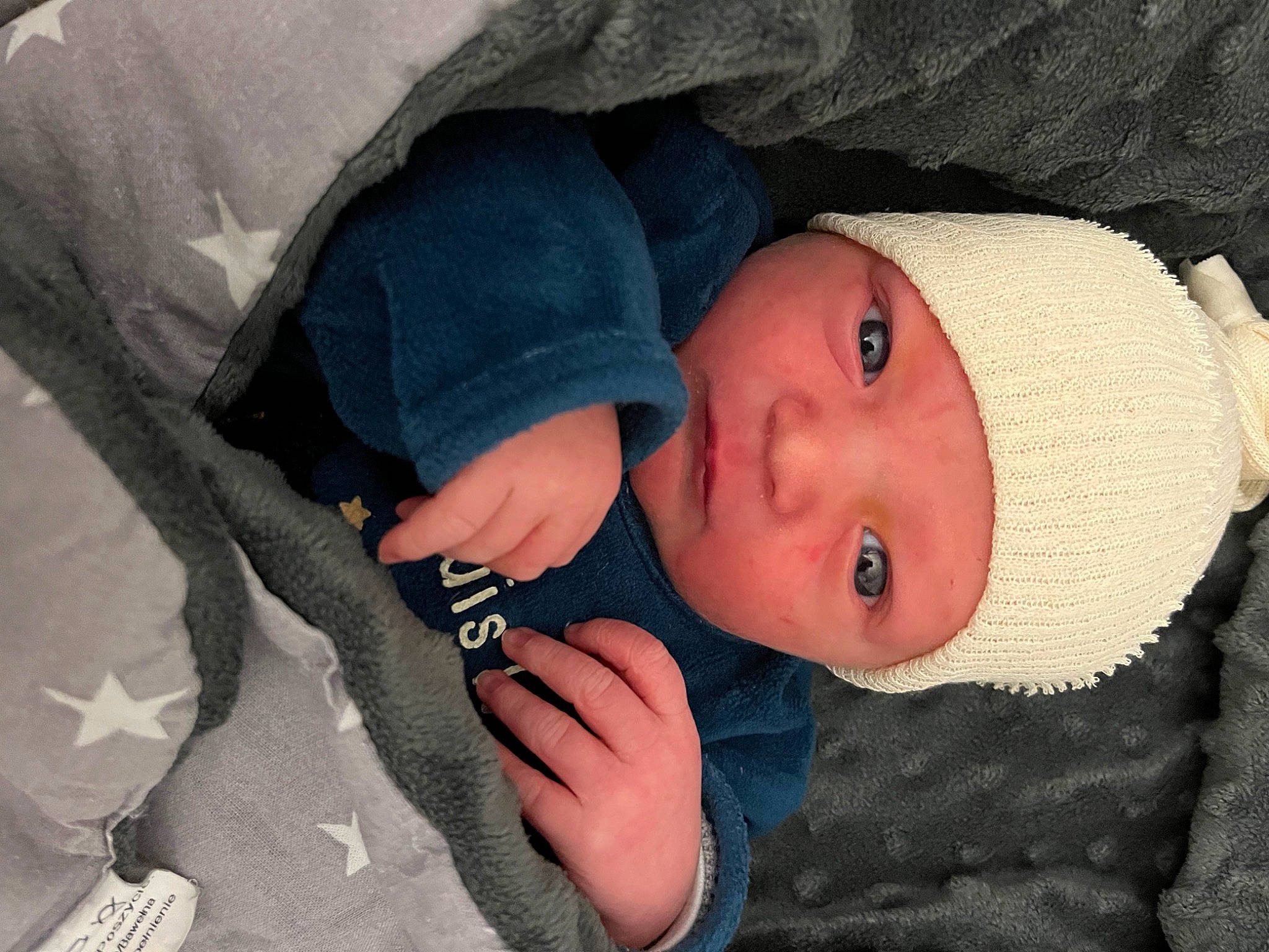 Loan a rejoint le concours — aidez-le/la à gagner de superbes lots ! baby, baby_products, baby_toddler_clothing, cheek, child, comfort, eye, face, facial_expression, head, headwear, knit_cap, linens, nose, person, skin, sleeve, textile, toddler