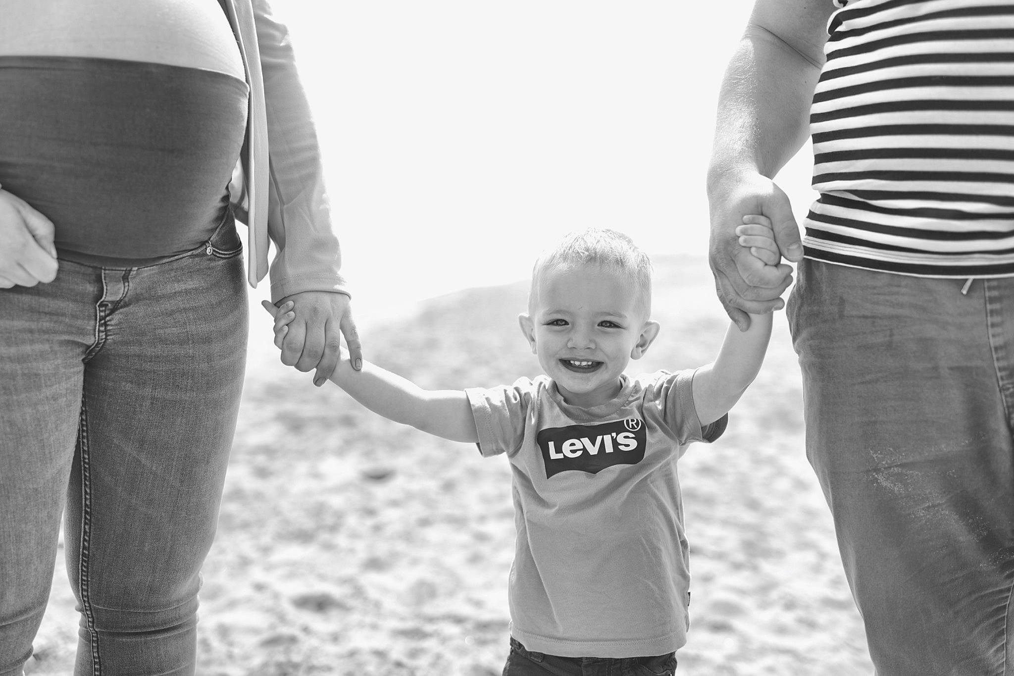 Mylan a rejoint le concours — aidez-le/la à gagner de superbes lots ! black, black_and_white, child, flash_photography, gesture, grass, grey, hairstyle, happy, human, interaction, joint, joy, people_in_nature, person, shoulder, sky, smile, standing, style
