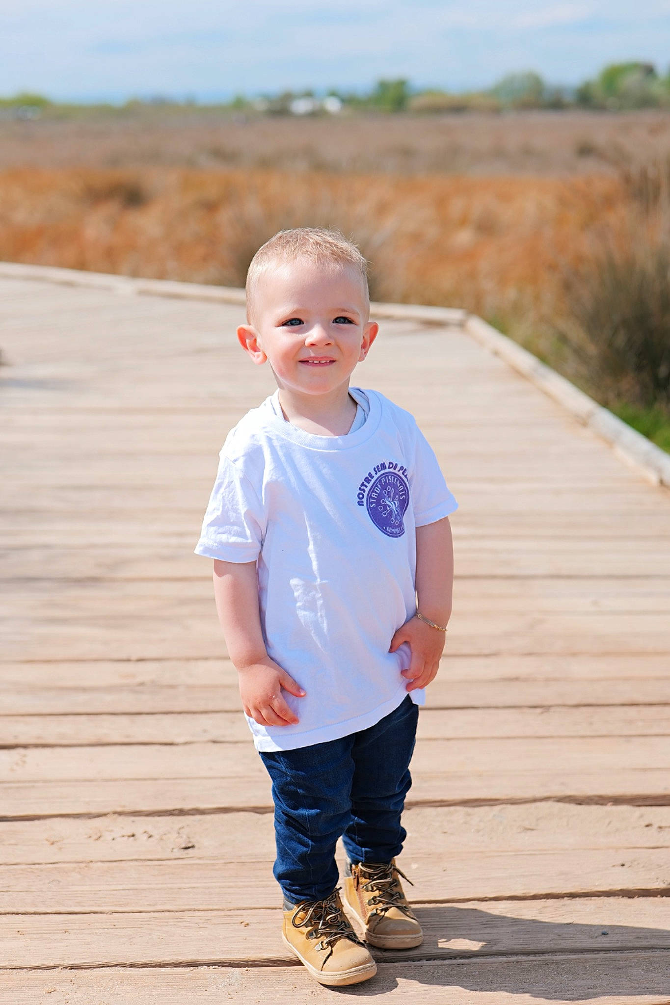 Mylan a rejoint le concours — aidez-le/la à gagner de superbes lots ! child, denim, electric_blue, face, footwear, grass, happy, joy, landscape, leisure, people, people_in_nature, person, plant, sky, sleeve, smile, standing, summer, t_shirt