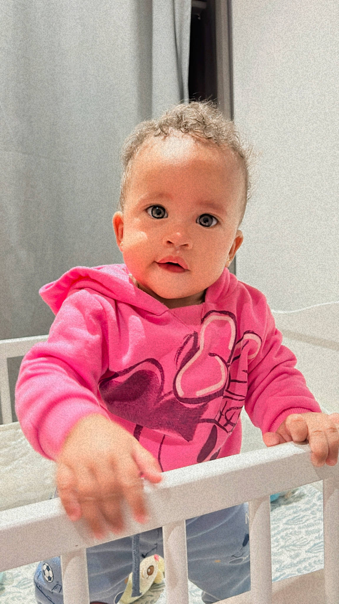 Leia Sofia Derdinger Zabala participe au concours pour gagner de l'argent avec cette photo : baby, baby_products, baby_toddler_clothing, cheek, child, chin, eye, face, fun, gesture, hair, happy, magenta, person, pink, room, sitting, sleeve, smile, t_shirt