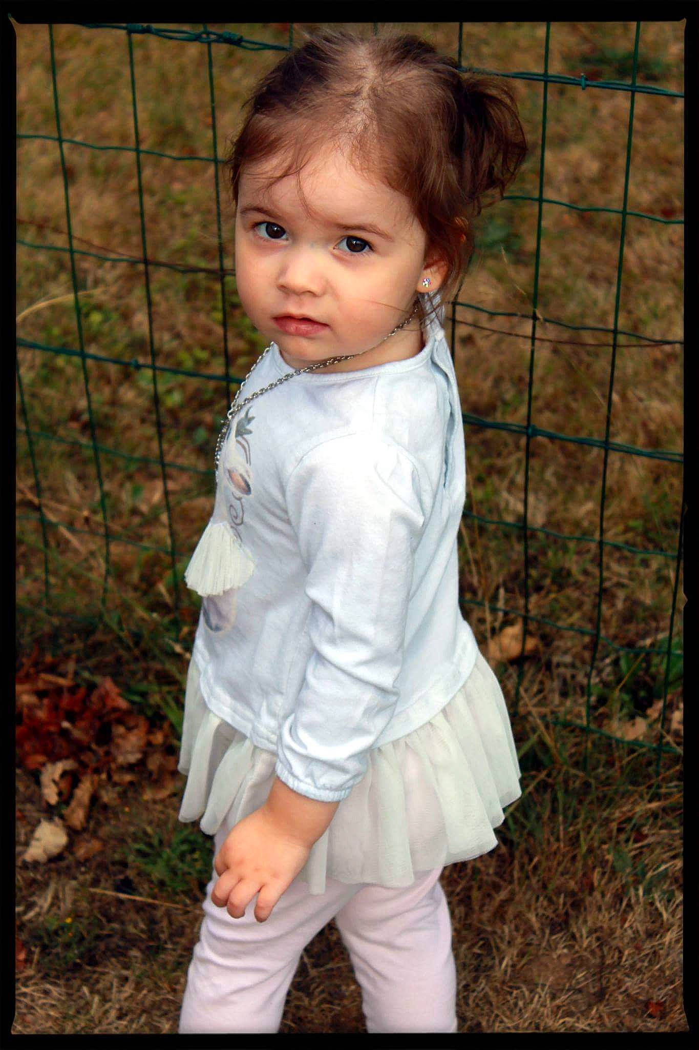 ShÉna participe au concours pour gagner de l'argent avec cette photo : child, child_model, dress, eye, fun, girl, hair, human_hair_color, infant, person, portrait_photography, skin, smile, standing, toddler