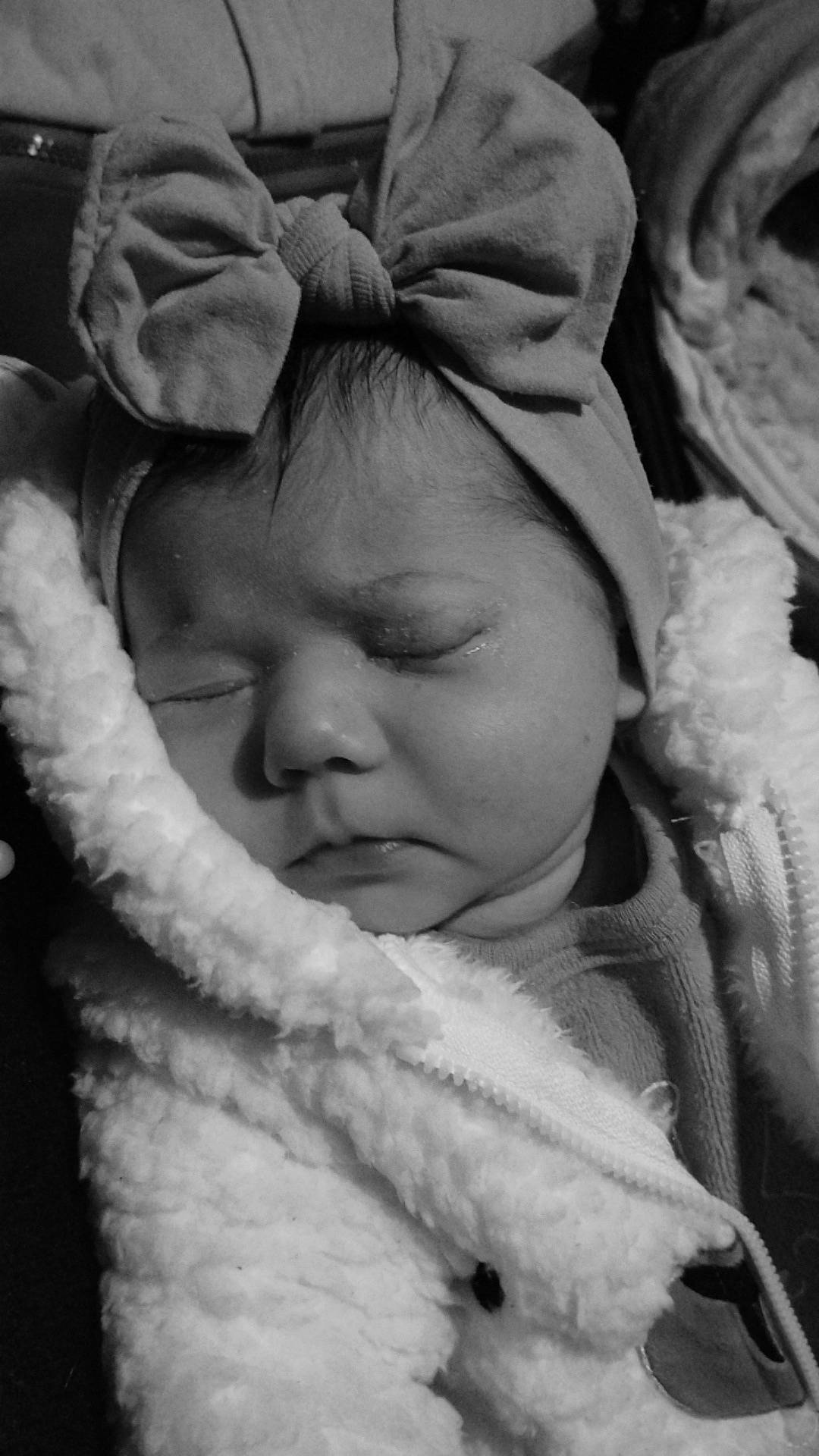 Babyk participe au concours pour gagner de l'argent avec cette photo : baby, black_and_white, cheek, child, close_up, comfort, flash_photography, fur, gesture, happy, human, monochrome, monochrome_photography, person, photograph, portrait_photography, still_life_photography, stock_photography, style, toddler